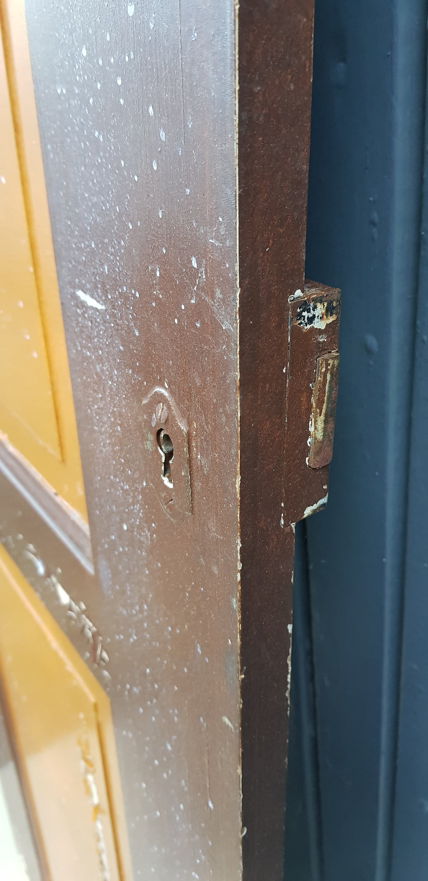 ARTIKELNUMMER 533 En gammal Spegeldörr utan karm ,vänsterhängd Mått :H 150 B 55 Pris: 1000 kr