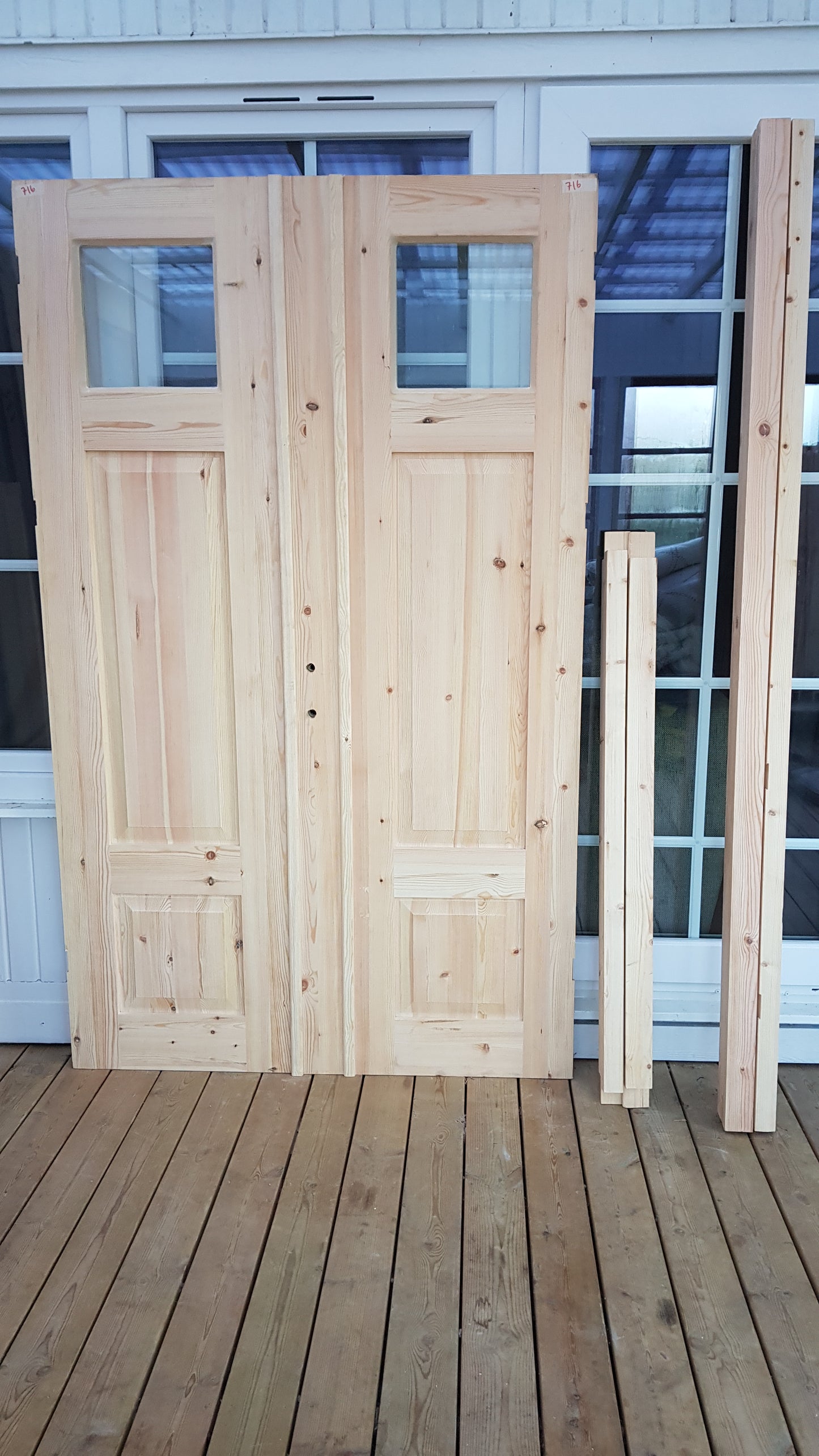ART 716 Nytillverkad pardörr i gammal stil Mått B130 x H210 cm Öppnas utåt Handtag på höger sida Pris 15000 kr Tillkommer 1000 kr för gångjärn och låskista