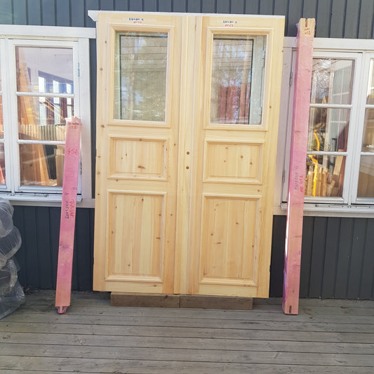 ARTIKELNUMMER 452 Nytillverkade obehandlade pardörrar med dubbelglas i gammal stil inkl karm karmyttermått Bredd 140 cm Höjd 210 cm Djup dörrblad 4,5 cm Pris: 15000 kr Tillkommer 1000 kr för gångjärn och låskista om man väljer det