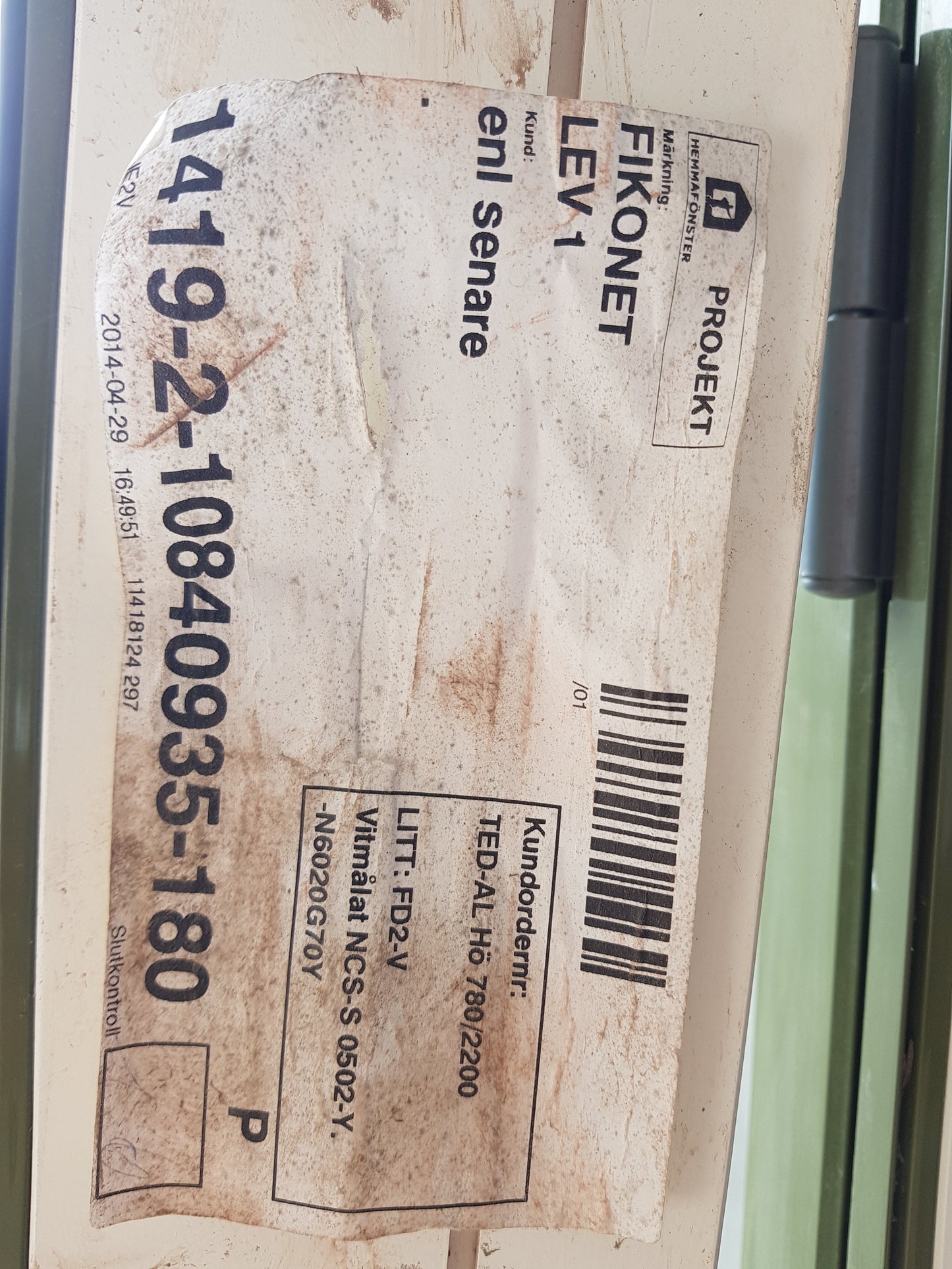 ARTIKELNUMMER 81 Nya trä treglas, altandörrar inkl karm öppnas utåt, höger hängda. Yttermått med karm Bredd 80 cm Höjd 220 cm djup 10 cm Pris: 4500 kr per styck VI LEVERERAR INOM STOCKHOLM FÖR 500 KR