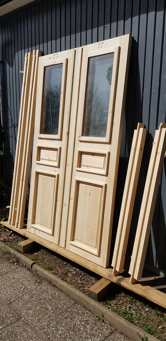 ARTIKELNUMMER 475 Nytillverkade obehandlade pardörrar med dubbelglas i gammal stil inkl. karm karmyttermått Bredd 130 cm Höjd 210 cm Djup dörrblad 4,5 cm Pris: 15000 kr Tillkommer 1000 kr för gångjärn och låskista om man väljer det