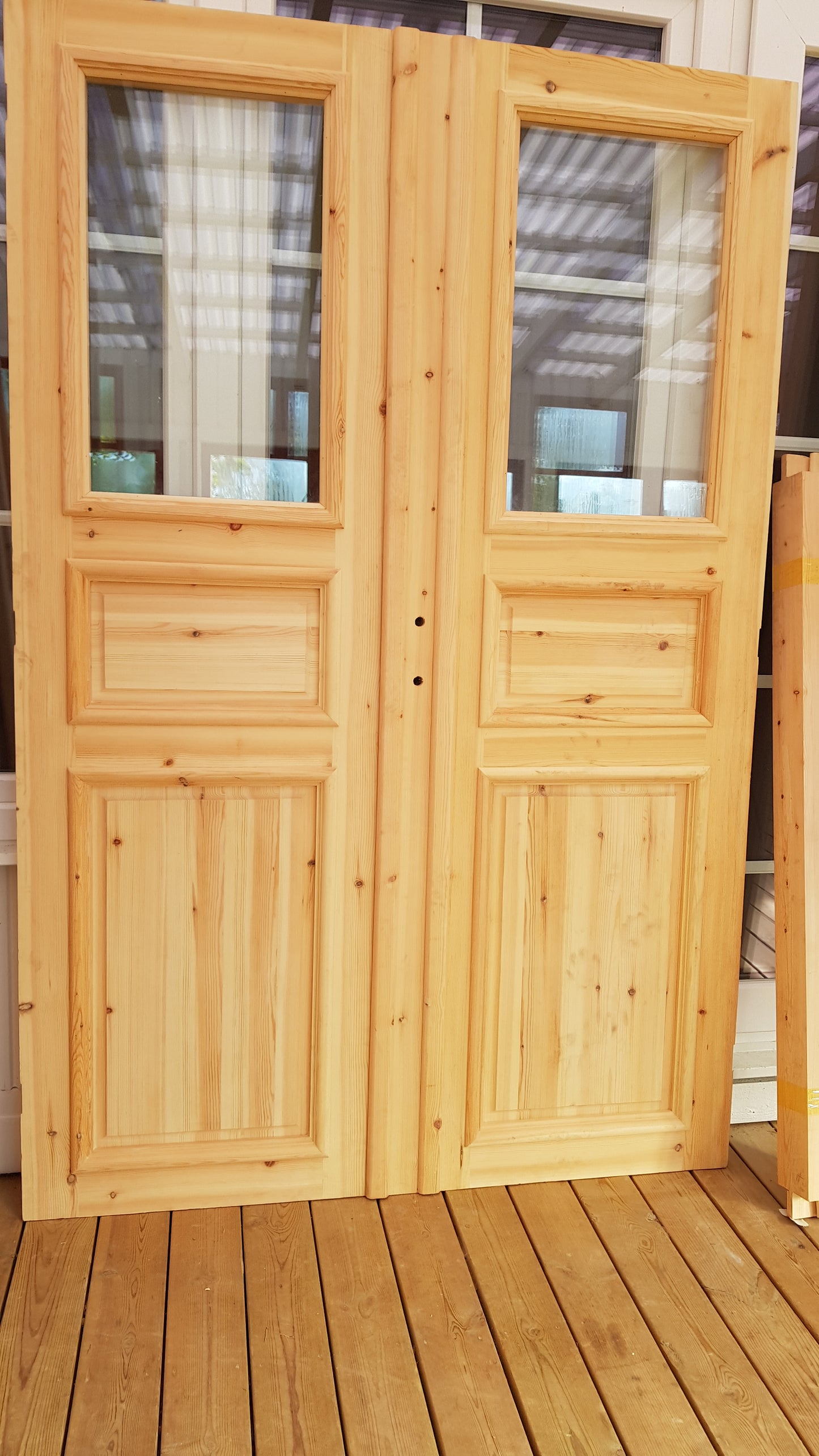 ART 714 Nytillverkad pardörr i gammal stil Mått B140 x H210 cm Öppnas utåt Handtag på höger sida Pris 15000 kr Tillkommer 1000 kr för gångjärn och låskista