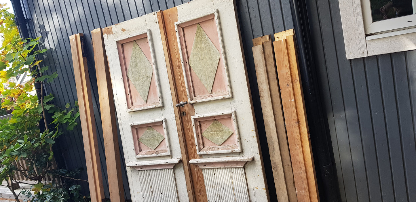 ARTIKELNUMMER 01 Härlig och fin Antik pardörr från 1700 talet komplett med karm