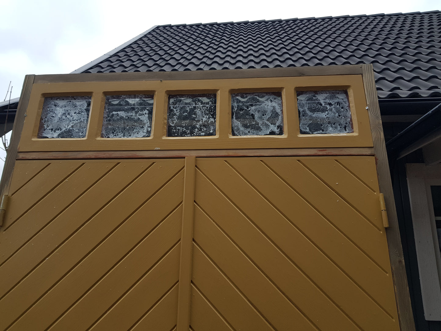 ART 829 - Nytillverkad pardörr i gammal stil med överljus Mått B145 x H245.5 cm Öppnas utåt Handtag på höger sida Pris 17000 kr Tillkommer 1000 kr för gångjärn och låskista