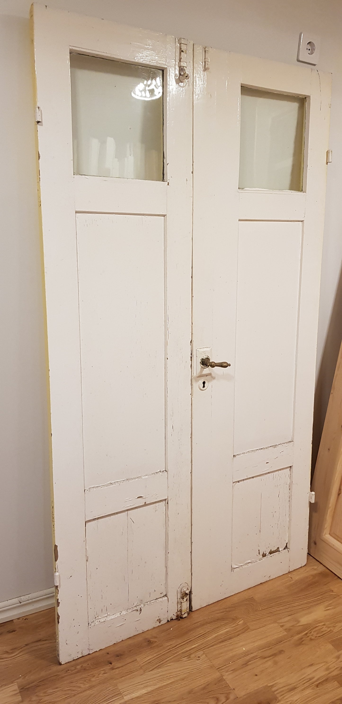 *Härlig och fin Antik pardörr komplett med nytillverkad karm Mått utan karm Bredd 47+56 cm Höjd 183 cm Djup dörrblad 3 cm Mått med karm: Bredd 112.5 cm Höjd 193.5 cm Djup 10 cm Pris pardörr: 9000 kr Pris nytillverkad karm: 1500 kr ARTIKELNUMMER 193