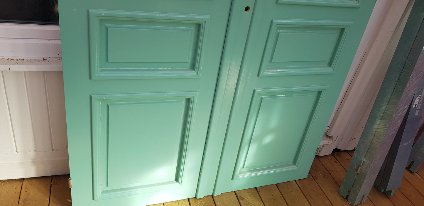 ARTIKELNUMMER 466 Nytillverkade pardörrar med dubbelglas i gammal stil inkl karm, dörren behöver målas om Pga transport skrapfärg. yttermått: Bredd 130 cm Höjd 210 cm Djup dörrblad 4.5 cm pris: 16000 kr