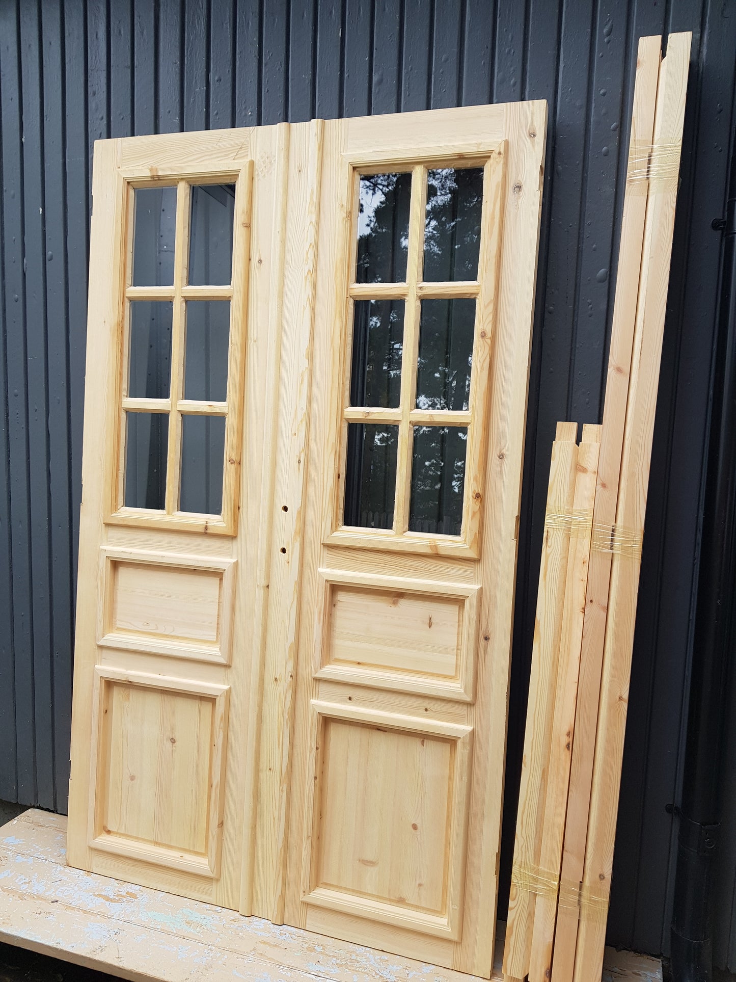 ART 664 Nytillverkad pardörr i gammal stil Mått B130 x H210 cm Öppnas utåt Handtag på höger sida Pris 15000 kr Tillkommer 1000 kr för gångjärn och låskista