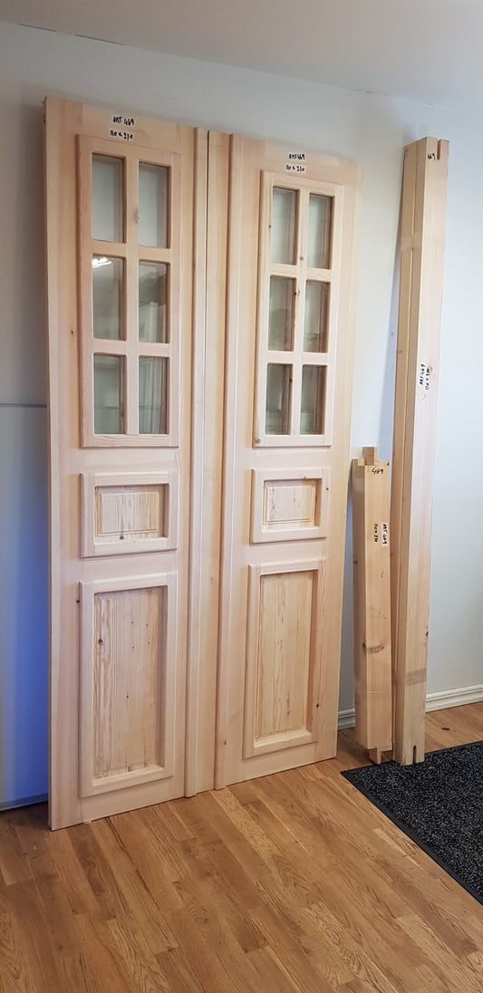 ART 469 Nytillverkad pardörr i gammal stil Mått B110 x H210 cm Öppnas utåt Handtag på höger sida Pris 15000 kr Tillkommer 1000 kr för gångjärn och låskista