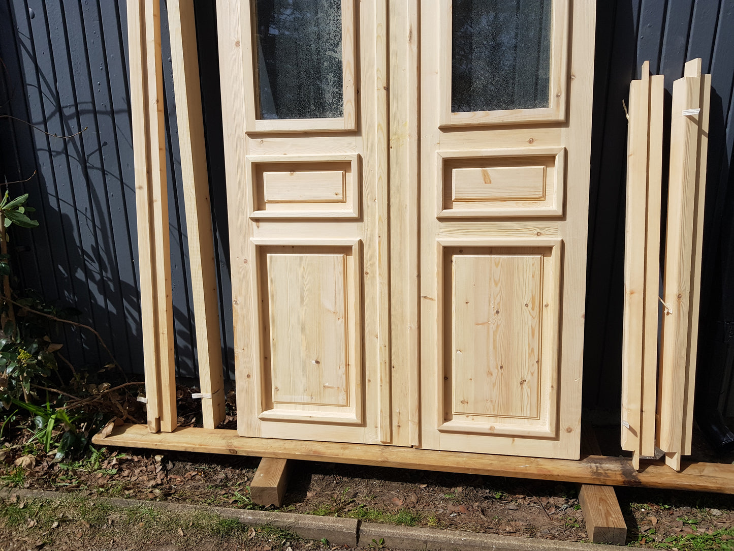 ARTIKELNUMMER 473 Nytillverkade obehandlade pardörrar med dubbelglas i gammal stil inkl. karm karmyttermått Bredd 130 cm Höjd 210 cm Djup dörrblad 4,5 cm Pris: 15000 kr Tillkommer 1000 kr för gångjärn och låskista om man väljer det