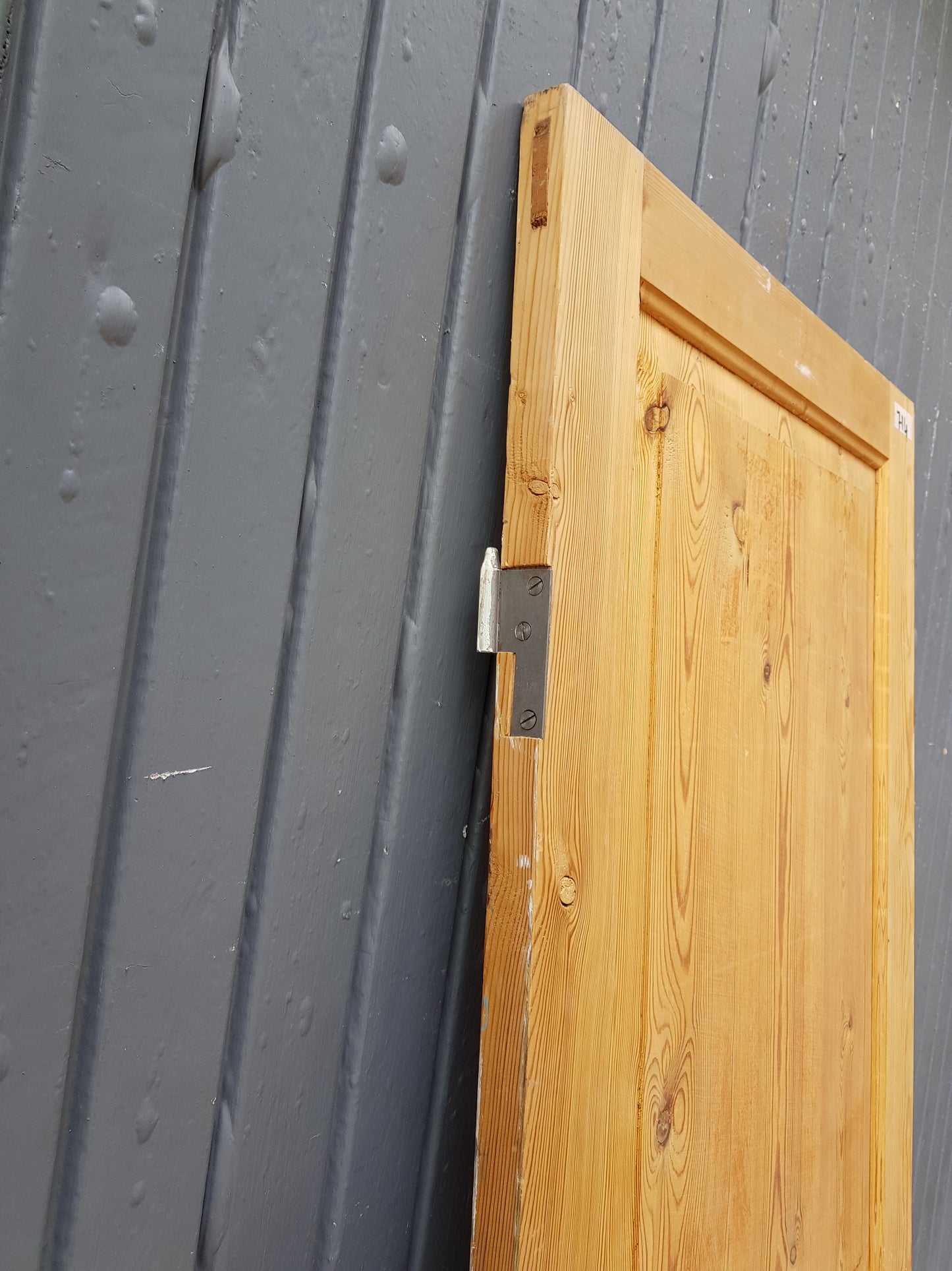 ART 714 B 61.7 H179.5 D 3 PRIS 1500 KR HÖGER