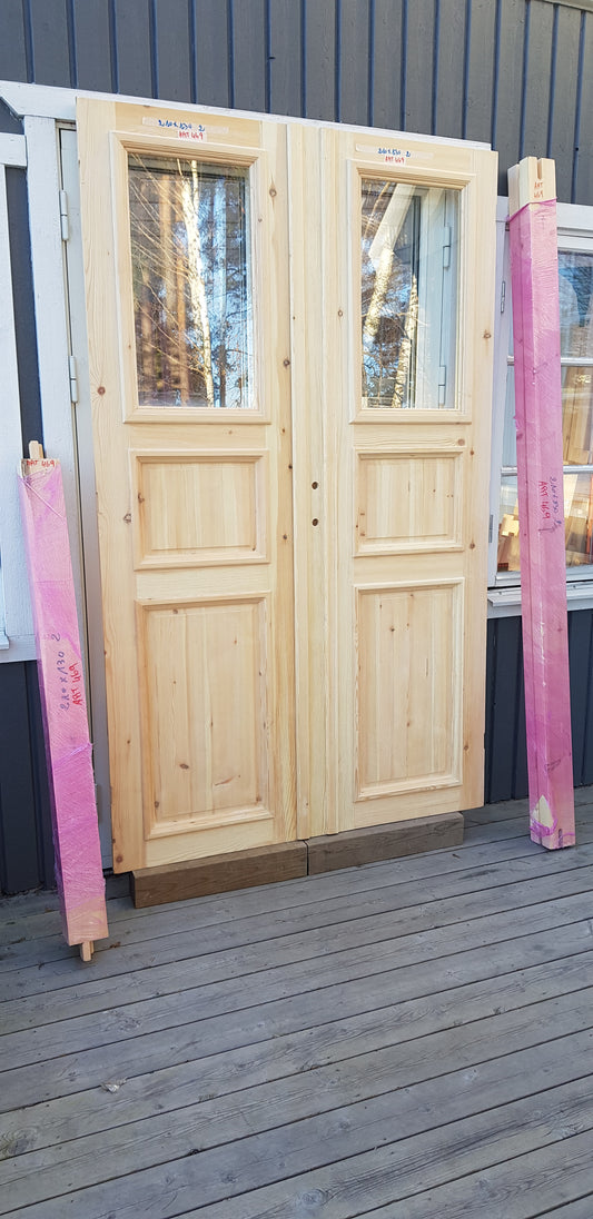 ARTIKELNUMMER 469 Nytillverkade obehandlade pardörrar med dubbelglas i gammal stil inkl karm karmyttermått Bredd 130 cm Höjd 210 cm Djup dörrblad 4,5 cm Pris: 15000 kr Tillkommer 1000 kr för gångjärn och låskista om man väljer det
