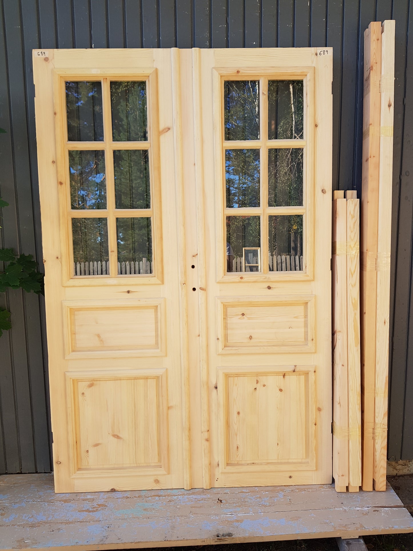 ART 689 Nytillverkad pardörr i gammal stil Mått B140 x H210 cm Öppnas utåt Handtag på höger sida Pris 15000 kr Tillkommer 1000 kr för gångjärn och låskista