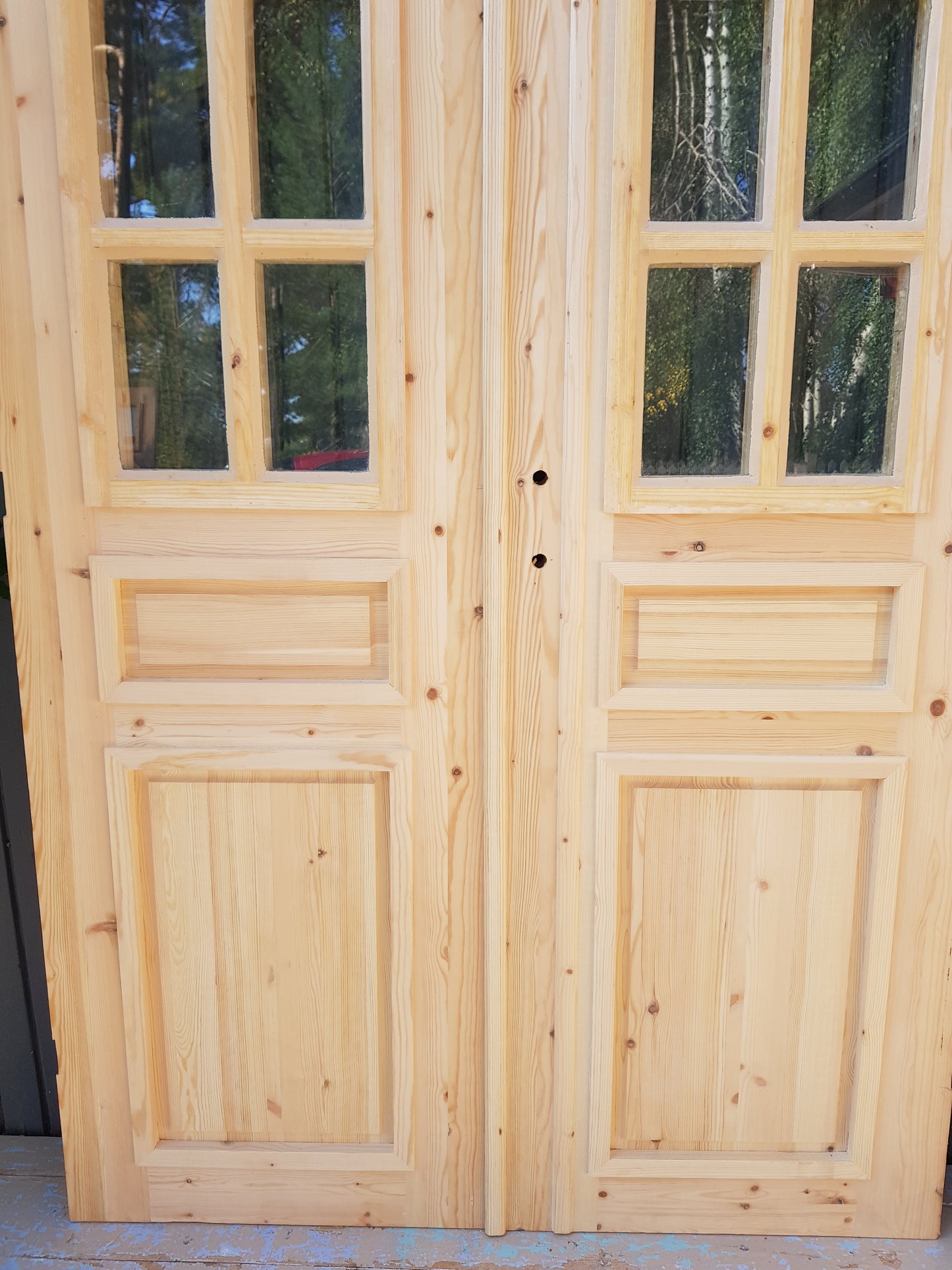 ART 674 Nytillverkad pardörr i gammal stil Mått B130.5 x H211 cm Öppnas utåt Handtag på höger sida Pris 15000 kr Tillkommer 1000 kr för gångjärn och låskista