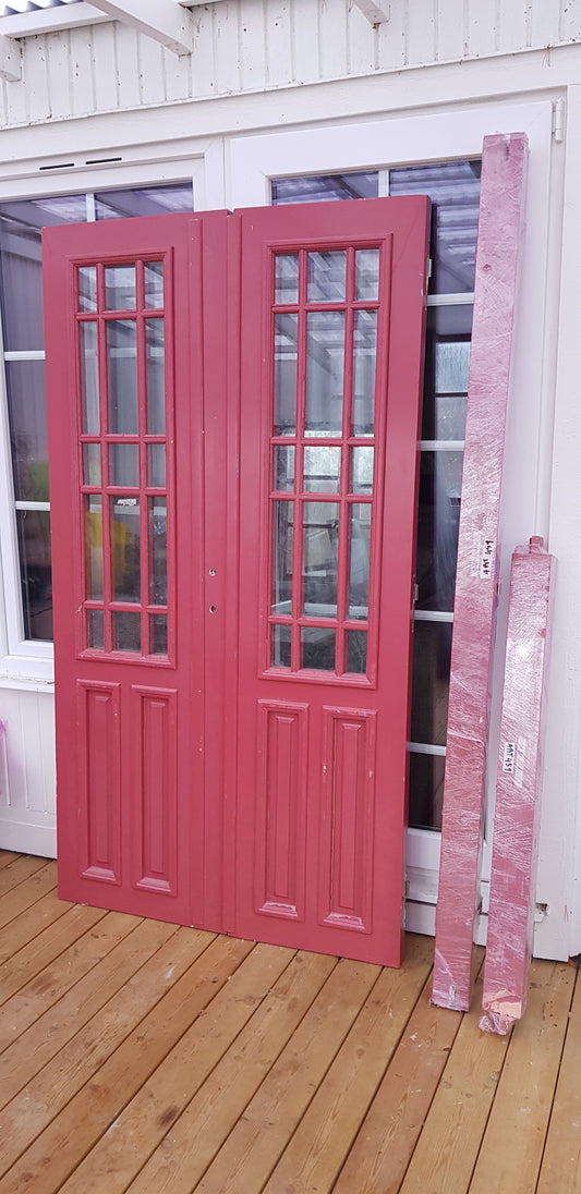 ARTIKELNUMMER 459 Nytillverkade pardörrar med dubbelglas i gammal stil inkl karm, yttermått: Bredd 120 cm Höjd 210 cm Djup dörrblad 4.5 cm pris: 16000 kr
