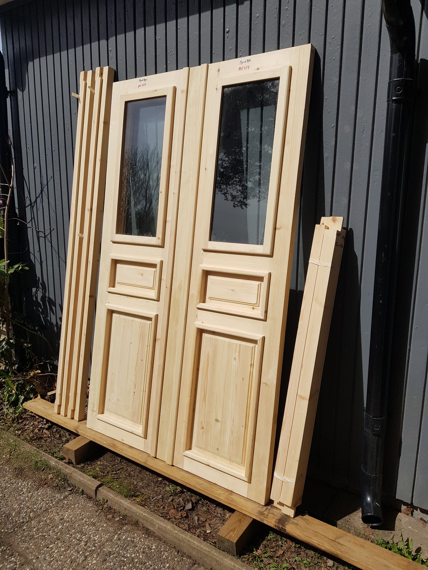 ARTIKELNUMMER 478 Nytillverkade obehandlade pardörrar med dubbelglas i gammal stil inkl. karm karmyttermått Bredd 130 cm Höjd 210 cm Djup dörrblad 4,5 cm Pris: 15000 kr Tillkommer 1000 kr för gångjärn och låskista