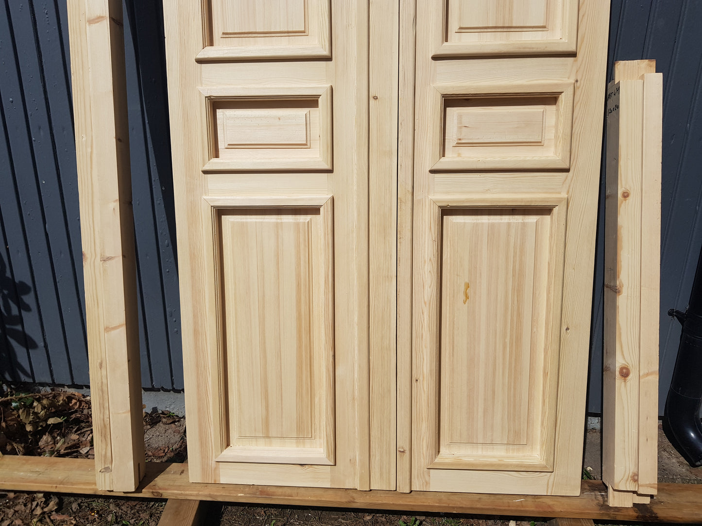 ARTIKELNUMMER 479 Nytillverkade obehandlade pardörrar med dubbelglas i gammal stil inkl. karm karmyttermått Bredd 130 cm Höjd 210 cm Djup dörrblad 4,5 cm Pris: 15000 kr Tillkommer 1000 kr för gångjärn och låskista om man väljer det