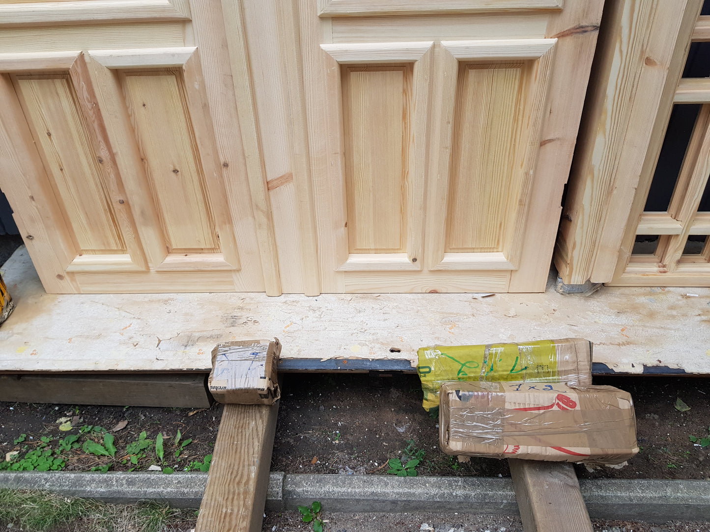 ART 650 Nytillverkad pardörr i gammal stil Mått B130 x H210 cm Öppnas utåt Handtag på höger sida Pris 15000 kr Tillkommer 1000 kr för gångjärn och låskista