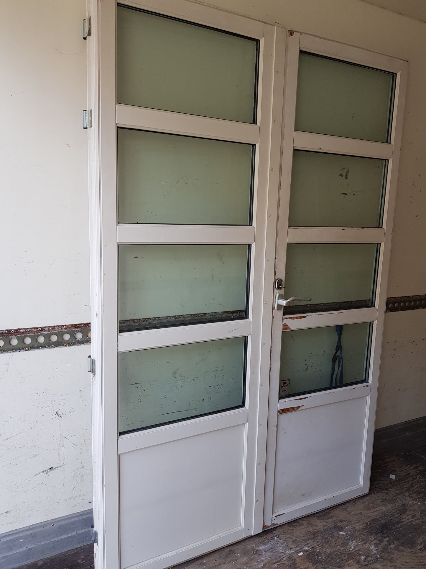 ART 799 B140 H210 D9.5 TRE GLAS 7000 KR PANEL BEHÖVER BYTAS