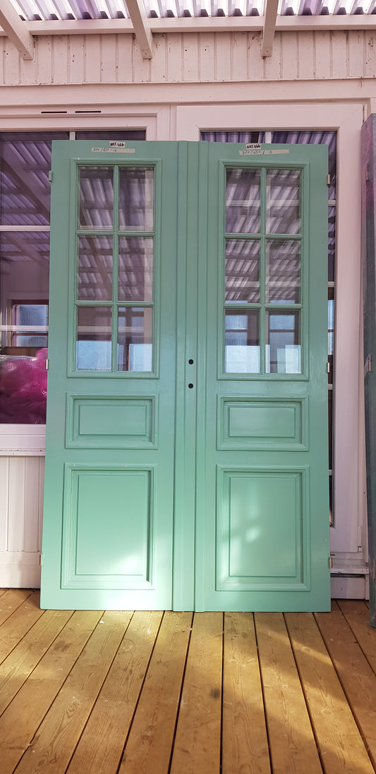ARTIKELNUMMER 466 Nytillverkade pardörrar med dubbelglas i gammal stil inkl karm, dörren behöver målas om Pga transport skrapfärg. yttermått: Bredd 130 cm Höjd 210 cm Djup dörrblad 4.5 cm pris: 16000 kr