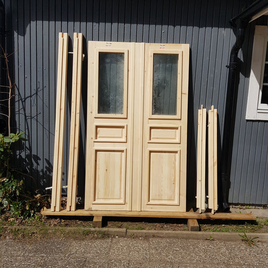ARTIKELNUMMER 477 Nytillverkade obehandlade pardörrar med dubbelglas i gammal stil inkl. karm karmyttermått Bredd 130 cm Höjd 210 cm Djup dörrblad 4,5 cm Pris: 15000 kr Tillkommer 1000 kr för gångjärn och låskista om man väljer det