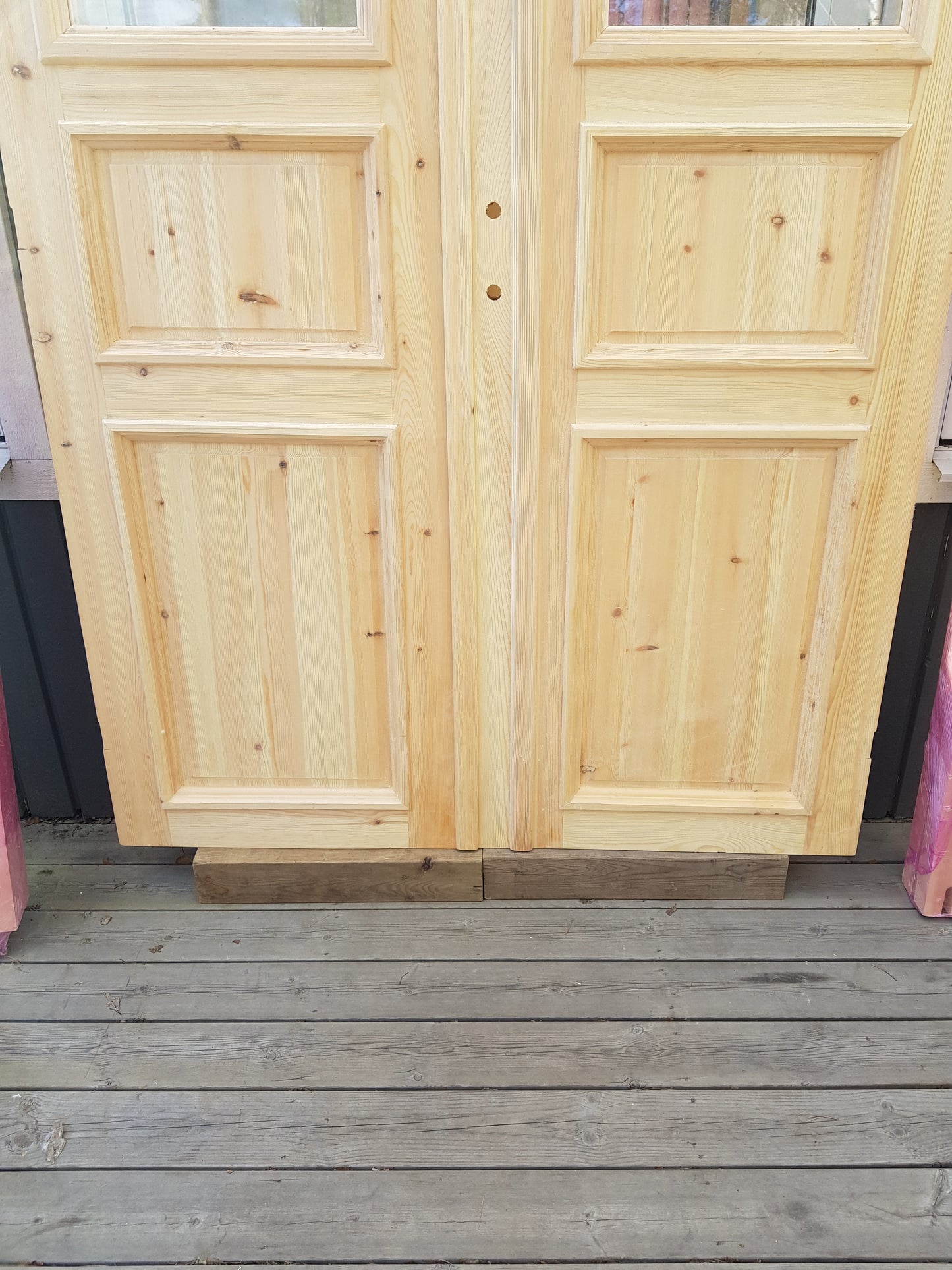 ARTIKELNUMMER 452 Nytillverkade obehandlade pardörrar med dubbelglas i gammal stil inkl karm karmyttermått Bredd 140 cm Höjd 210 cm Djup dörrblad 4,5 cm Pris: 15000 kr Tillkommer 1000 kr för gångjärn och låskista om man väljer det