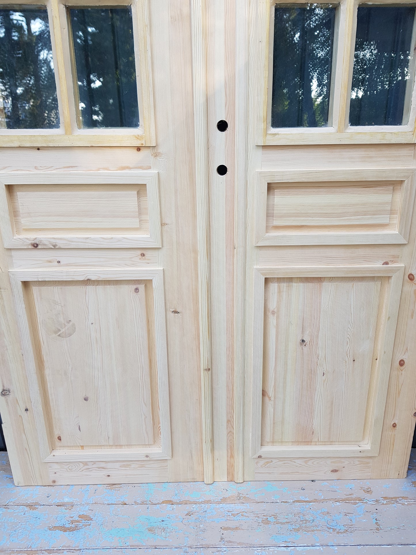 ART 673 Nytillverkad pardörr i gammal stil Mått B130.5 x H211 cm Öppnas utåt Handtag på höger sida Pris 15000 kr Tillkommer 1000 kr för gångjärn och låskista