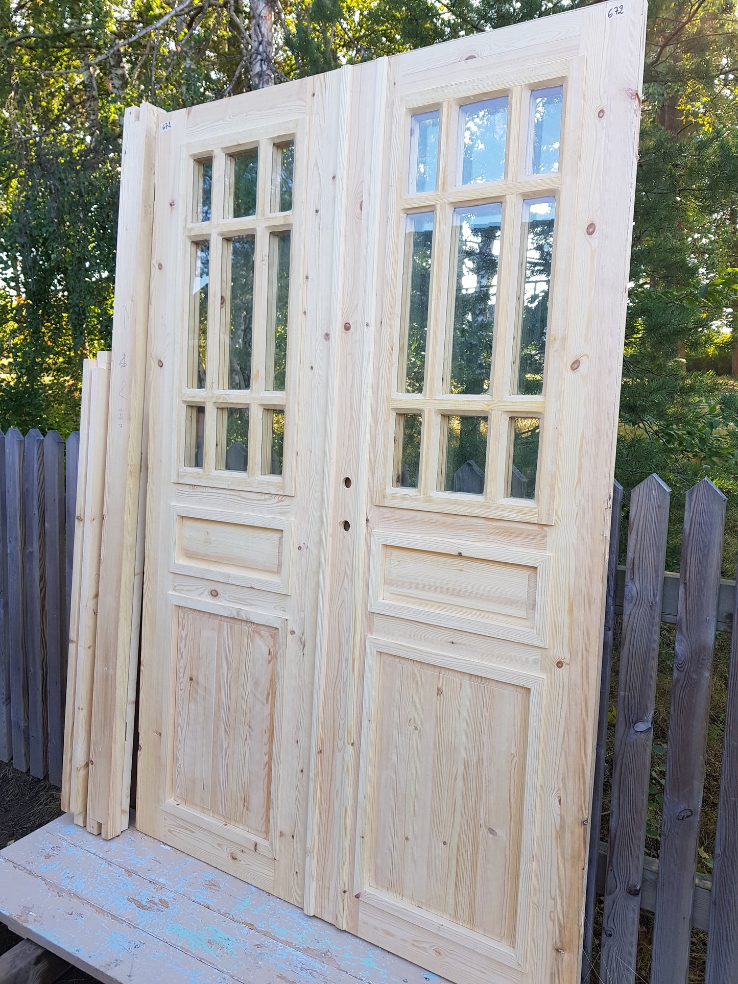 ART 672 Nytillverkad pardörr i gammal stil Mått B140 x H210 cm Öppnas utåt Handtag på höger sida Pris 15000 kr Tillkommer 1000 kr för gångjärn och låskista