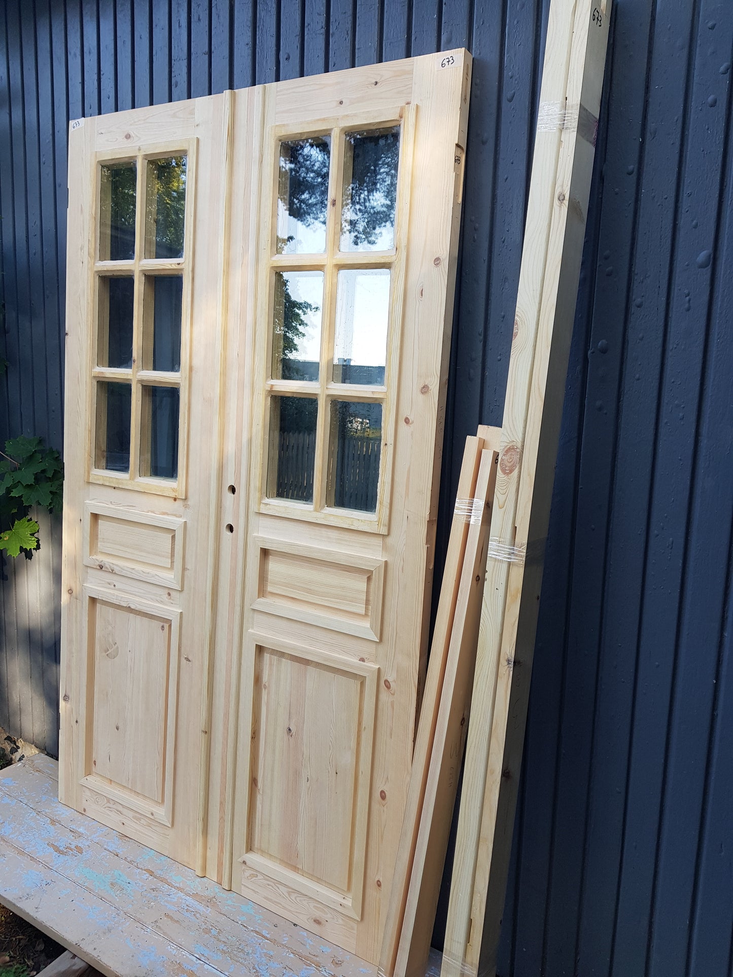 ART 673 Nytillverkad pardörr i gammal stil Mått B130.5 x H211 cm Öppnas utåt Handtag på höger sida Pris 15000 kr Tillkommer 1000 kr för gångjärn och låskista