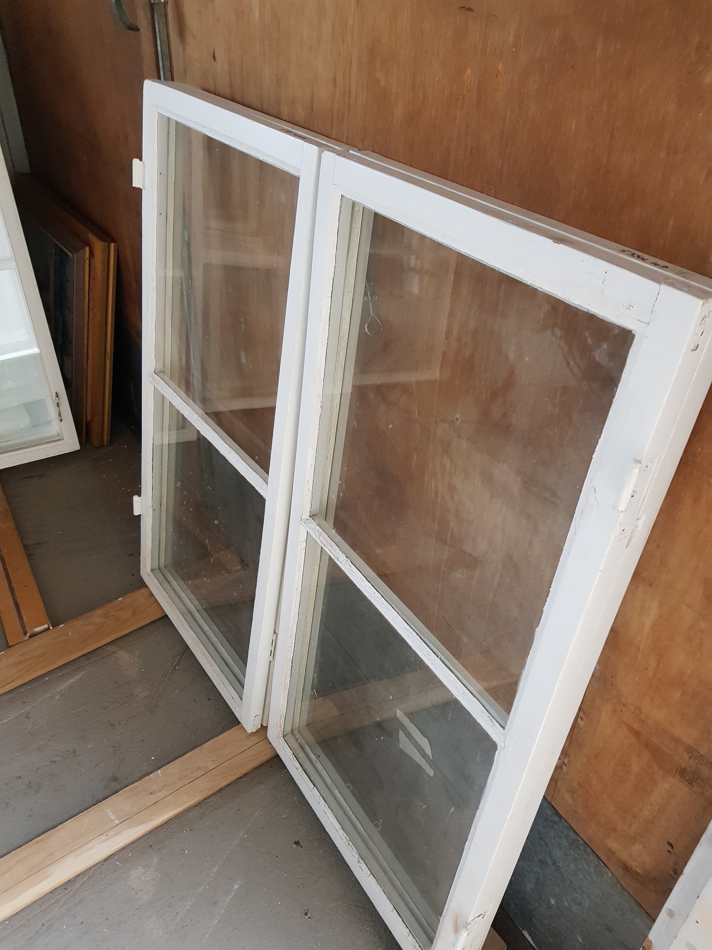 Art 852E    2st gamla fönster utan karm b 53.5 h107 1000kr st (Borlänge)