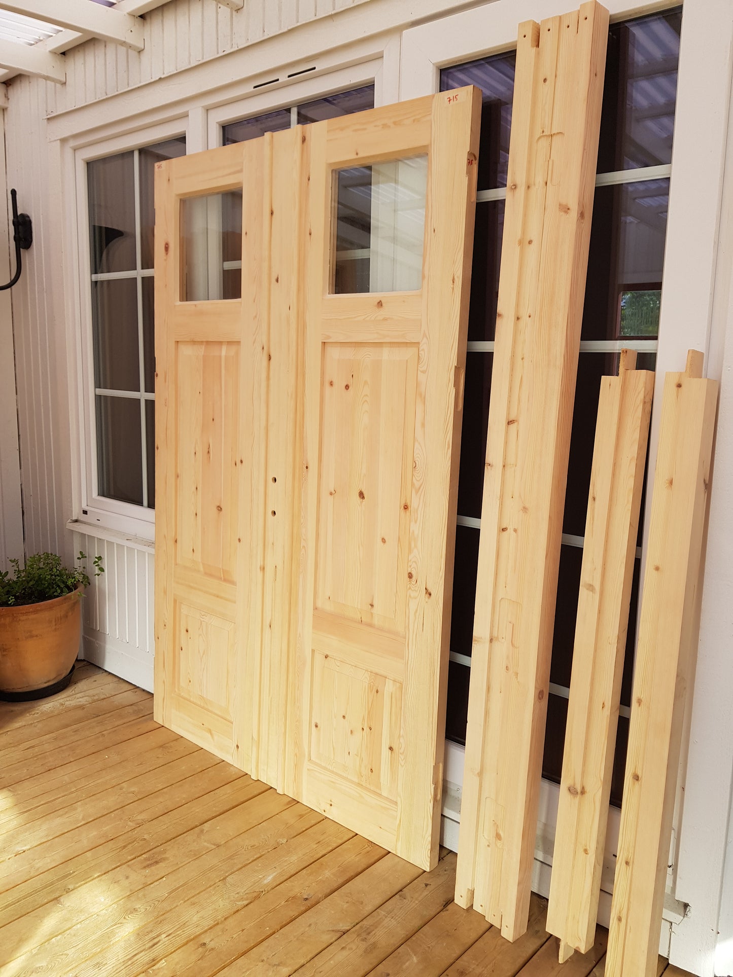 ART 715 Nytillverkad pardörr i gammal stil Mått B140 x H210 cm Öppnas utåt Handtag på höger sida Pris 15000 kr Tillkommer 1000 kr för gångjärn och låskista