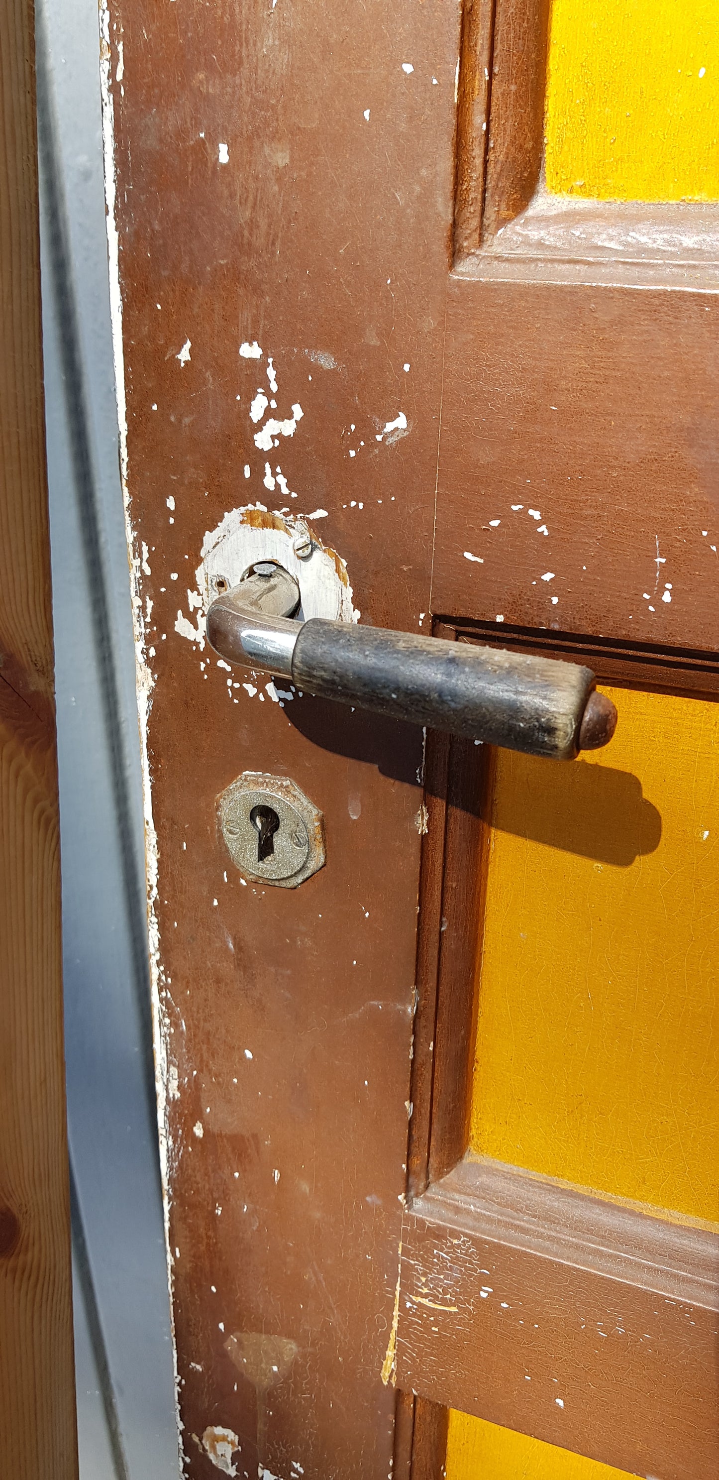 ARTIKELNUMMER 538 En gammal Spegeldörr med karm ,vänsterhängd Mått med karm: H 192 B 84,5 Mått utan karm H 185 B 77 Pris:2500 kr