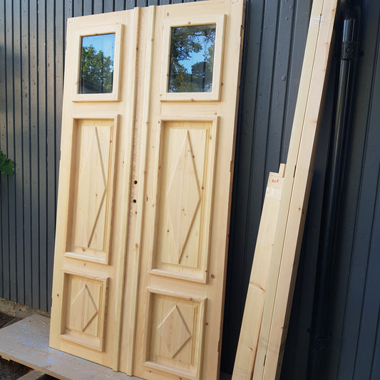 ART 605 Nytillverkad pardörr i gammal stil Mått B120 x H210 cm Öppnas utåt Handtag på höger sida Pris 15000 kr Tillkommer 1000 kr för gångjärn och låskista