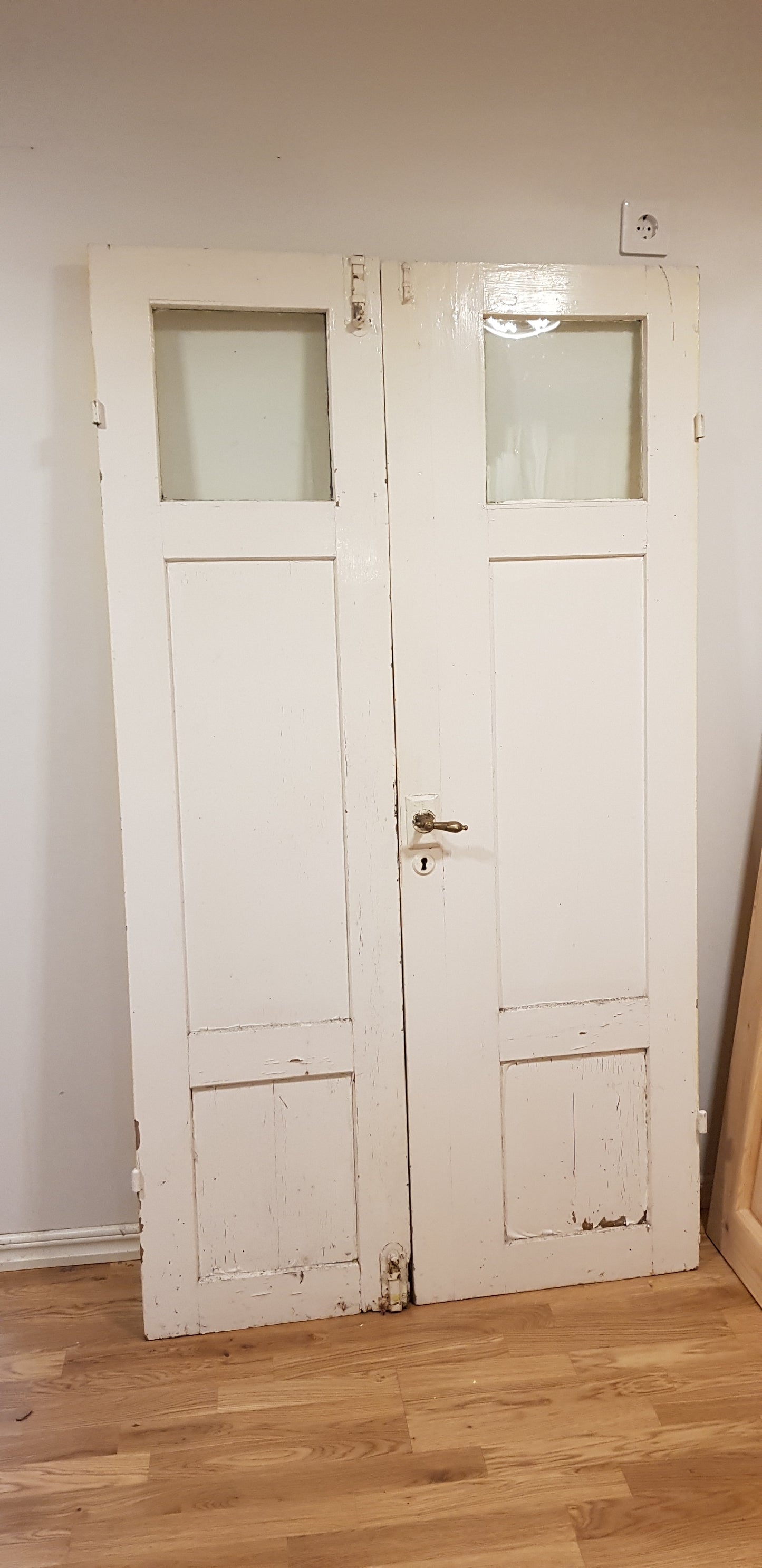 *Härlig och fin Antik pardörr komplett med nytillverkad karm Mått utan karm Bredd 47+56 cm Höjd 183 cm Djup dörrblad 3 cm Mått med karm: Bredd 112.5 cm Höjd 193.5 cm Djup 10 cm Pris pardörr: 9000 kr Pris nytillverkad karm: 1500 kr ARTIKELNUMMER 193