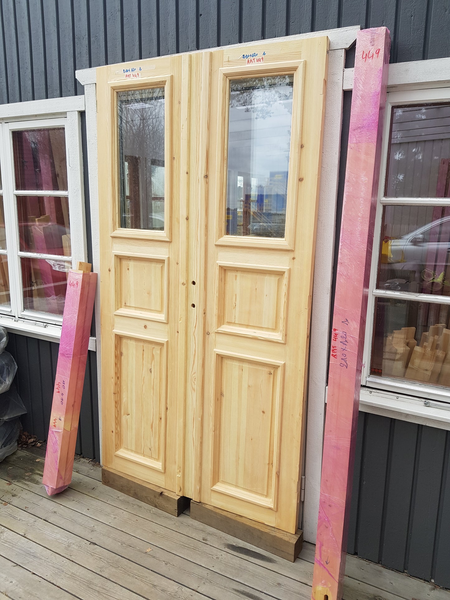 ART 449 Nytillverkad pardörr i gammal stil Mått B120 x H210 cm Öppnas utåt Handtag på höger sida Pris 15000 kr Tillkommer 1000 kr för gångjärn och låskista
