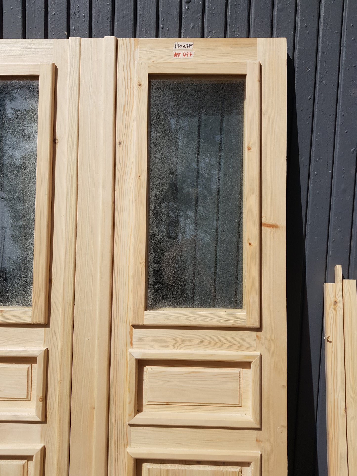 ARTIKELNUMMER 477 Nytillverkade obehandlade pardörrar med dubbelglas i gammal stil inkl. karm karmyttermått Bredd 130 cm Höjd 210 cm Djup dörrblad 4,5 cm Pris: 15000 kr Tillkommer 1000 kr för gångjärn och låskista om man väljer det