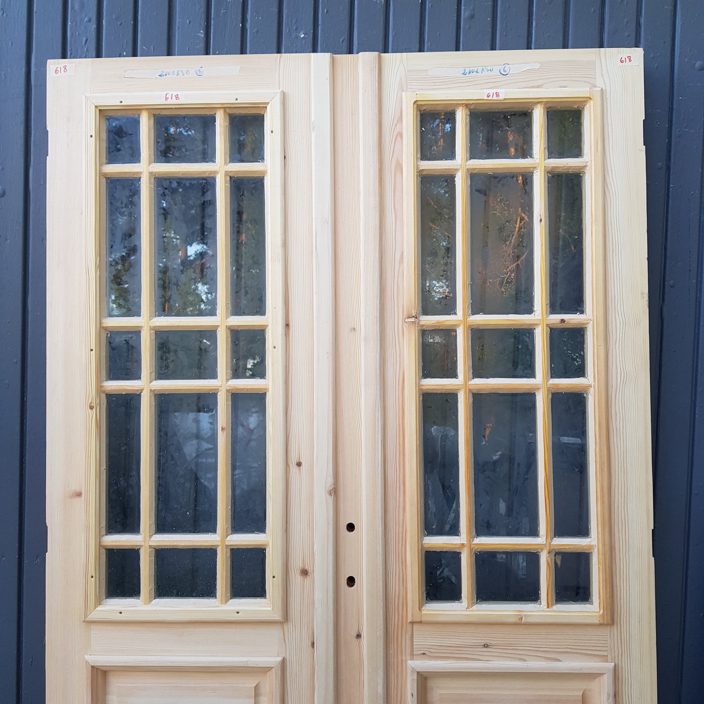 ART 618 Nytillverkad pardörr i gammal stil Mått B130 x H210 cm Öppnas utåt Handtag på höger sida Pris 15000 kr Tillkommer 1000 kr för gångjärn och låskista