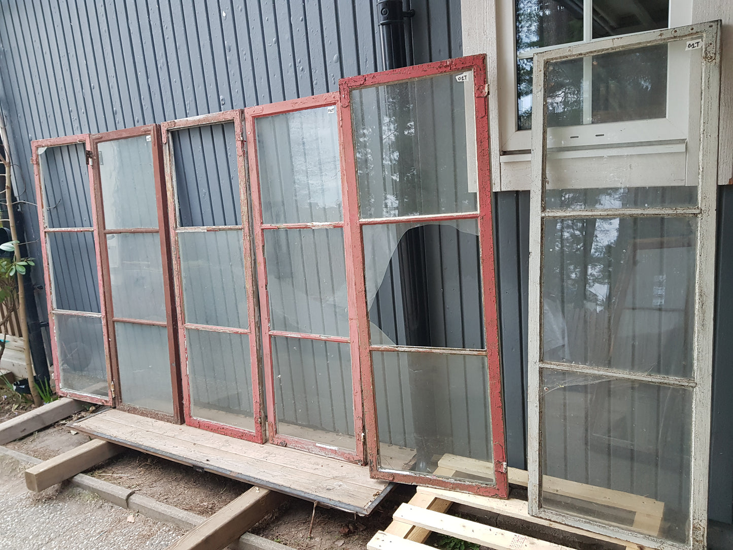 Art 01T 6st B53 H151 D3 munblåsta 3st hela i glas 3st någon ruta sönder 1000 kr per st