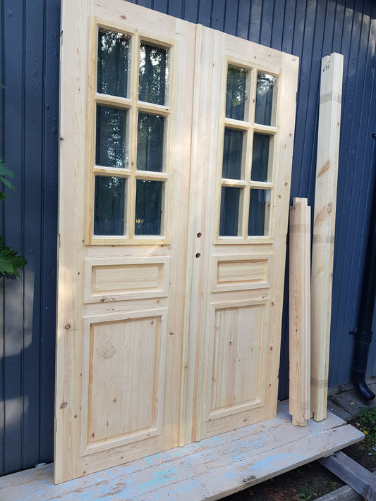 ART 673 Nytillverkad pardörr i gammal stil Mått B130.5 x H211 cm Öppnas utåt Handtag på höger sida Pris 15000 kr Tillkommer 1000 kr för gångjärn och låskista