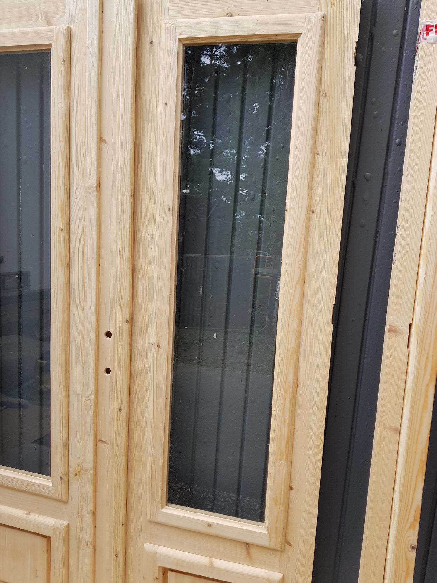 ART 655 Nytillverkad pardörr i gammal stil Mått B130 x H200 cm Öppnas utåt Handtag på höger sida Pris 15000 kr Tillkommer 1000 kr för gångjärn och låskista