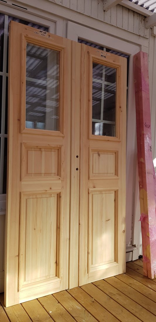 ARTIKELNUMMER 468 Nytillverkade Pardörrar i gammal stil med dubbelglas inklusive karm behöver kompletteras med gångjärn och låskista. Yttermått Mått Bredd 120 cm Höjd 210 cm Djup dörrblad 4.5 cm Pris: 15000 kr