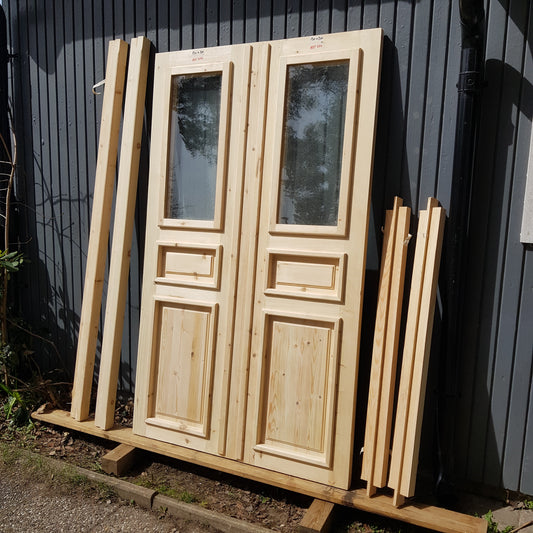 ARTIKELNUMMER 474 Nytillverkade obehandlade pardörrar med dubbelglas i gammal stil inkl. karm karmyttermått Bredd 130 cm Höjd 210 cm Djup dörrblad 4,5 cm Pris: 13000 kr Tillkommer 1000 kr för gångjärn och låskista om man väljer det
