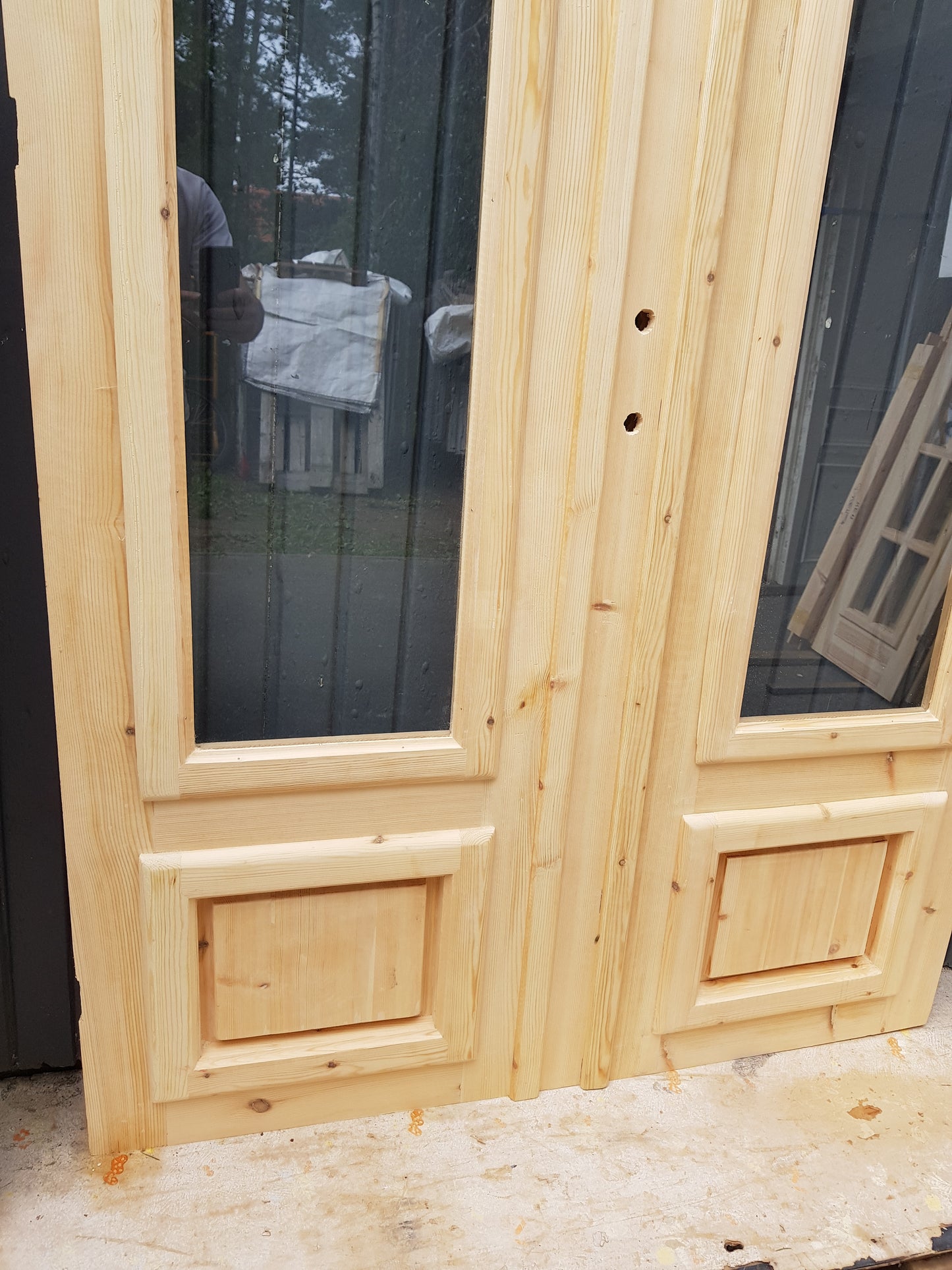 ART 655 Nytillverkad pardörr i gammal stil Mått B130 x H200 cm Öppnas utåt Handtag på höger sida Pris 15000 kr Tillkommer 1000 kr för gångjärn och låskista
