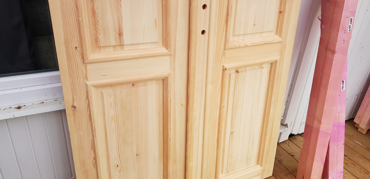 ART 464 Nytillverkad pardörr i gammal stil Mått B120 x H210 cm Öppnas utåt Handtag på höger sida Pris 15000 kr Tillkommer 1000 kr för gångjärn och låskista