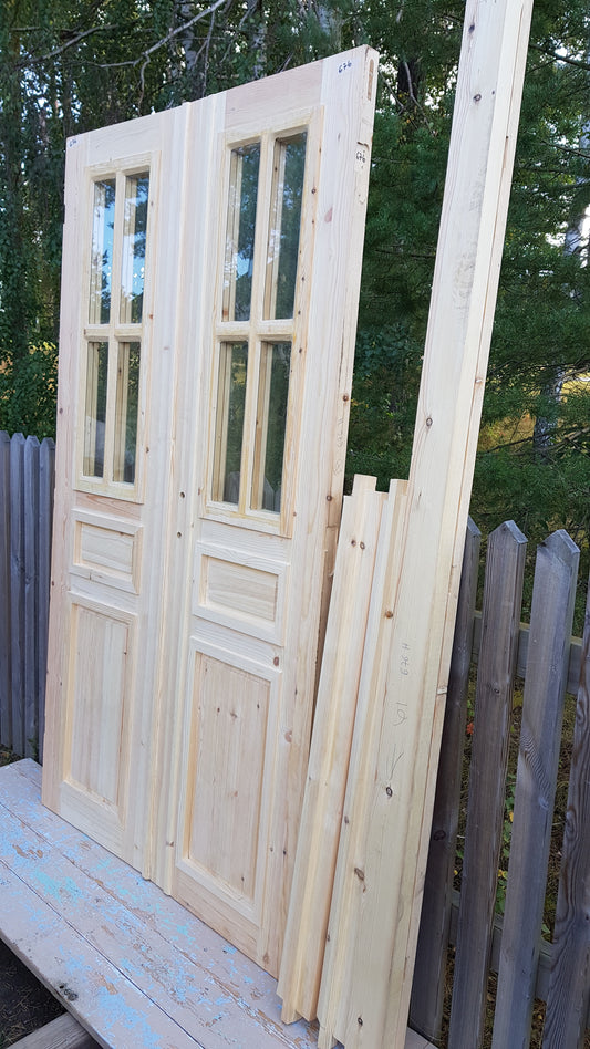 ART 676 Nytillverkad pardörr i gammal stil Mått B120 x H210 cm Öppnas utåt Handtag på höger sida Pris 15000 kr Tillkommer 1000 kr för gångjärn och låskista