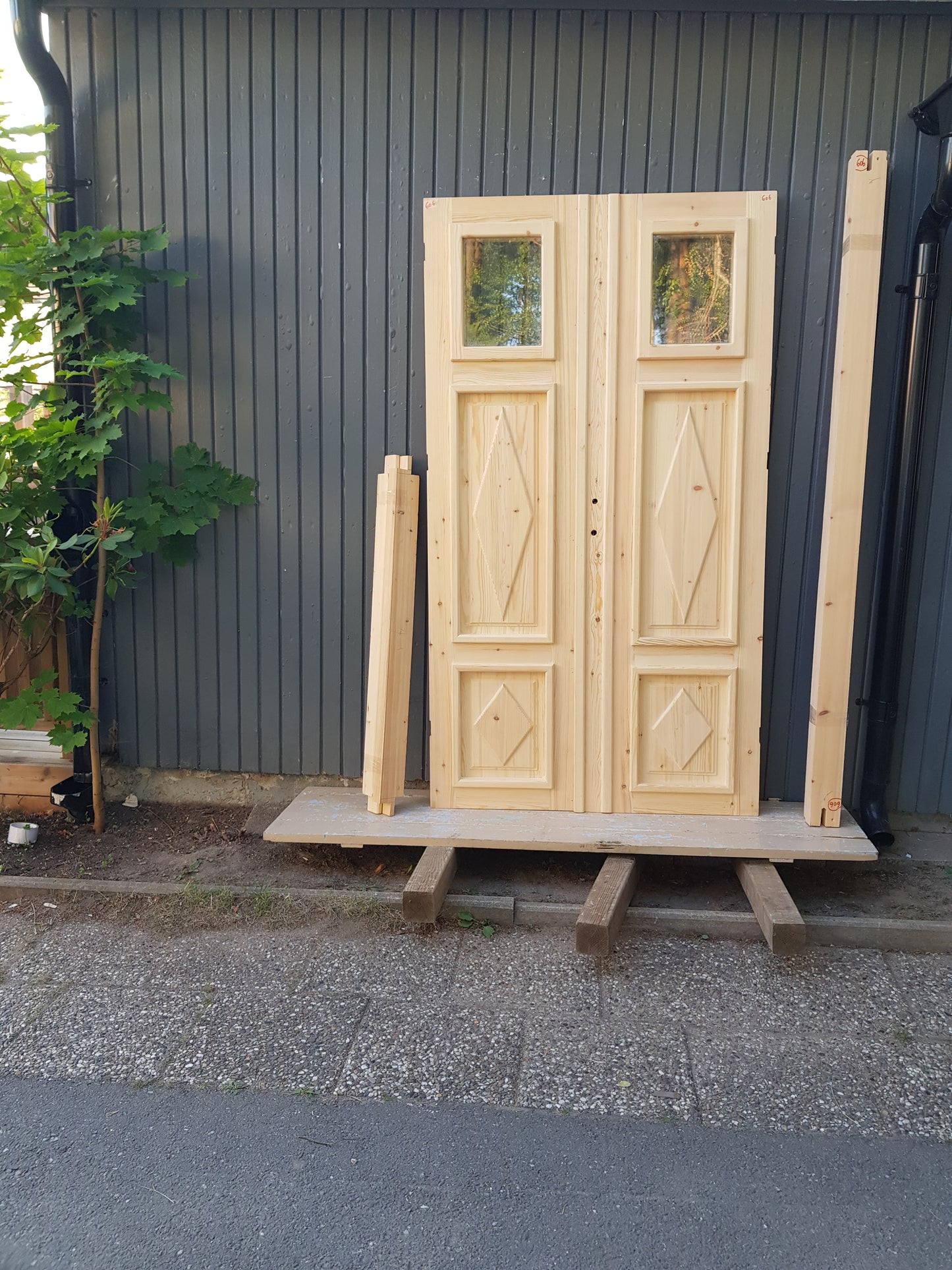 ART 606 Nytillverkad pardörr i gammal stil Mått B120 x H210 cm Öppnas utåt Handtag på höger sida Pris 15000 kr Tillkommer 1000 kr för gångjärn och låskista