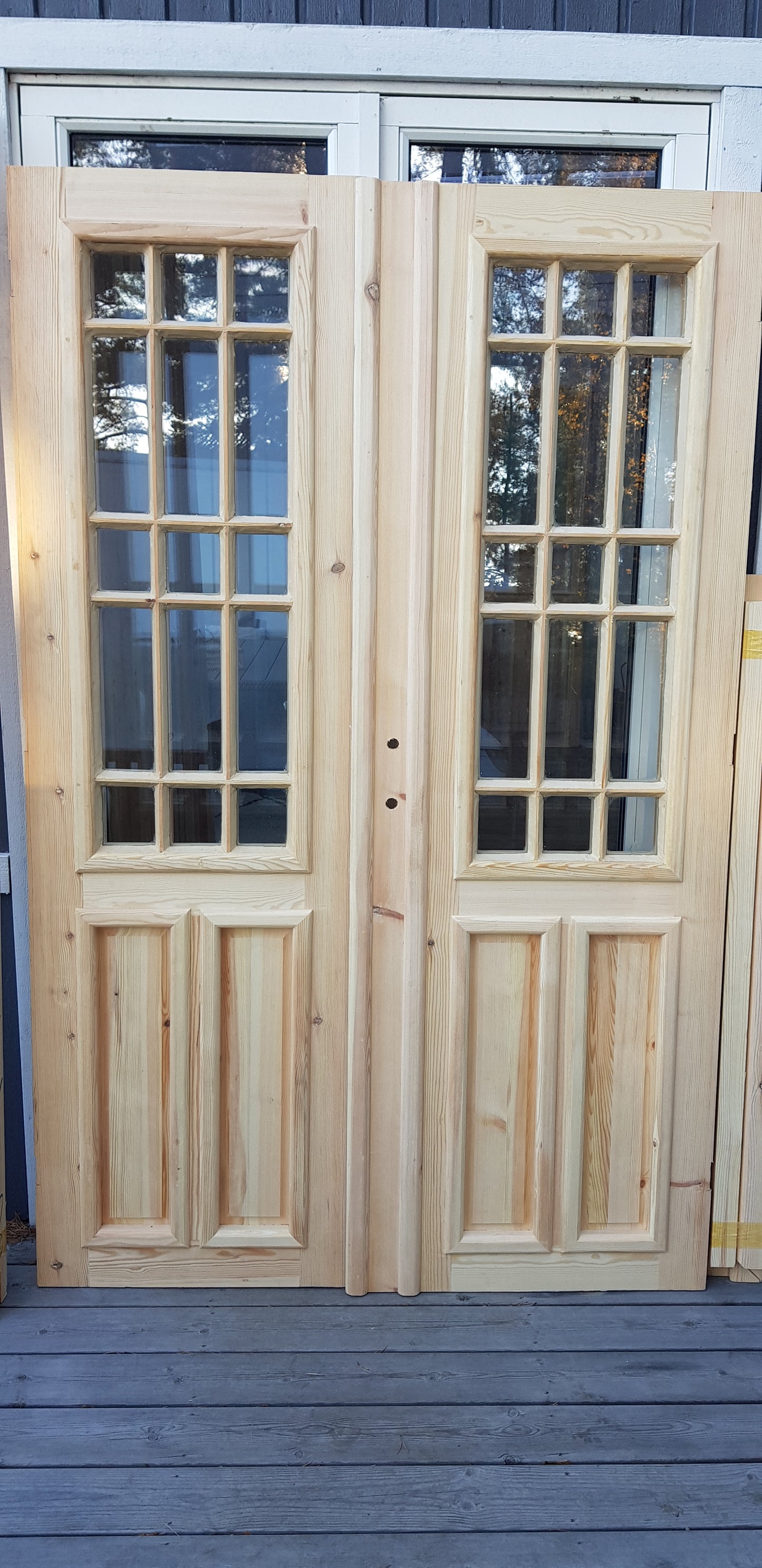 ART 741 - Nytillverkad pardörr i gammal stil Mått B130 x H200 cm Öppnas utåt Handtag på höger sida enkel glas Pris 15000 kr Tillkommer 1000 kr för gångjärn och låskista