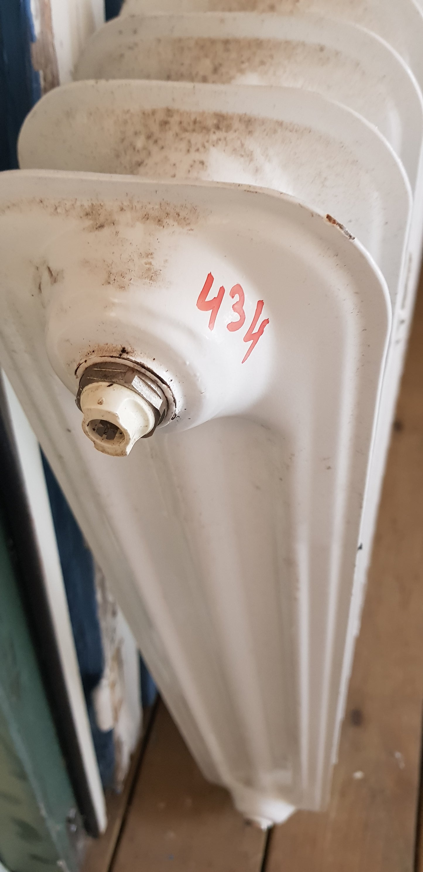 ARTIKELNUMMER 434 Fint gammal Element/Radiator B 75 H 75 D 13 Pris 2000 KR