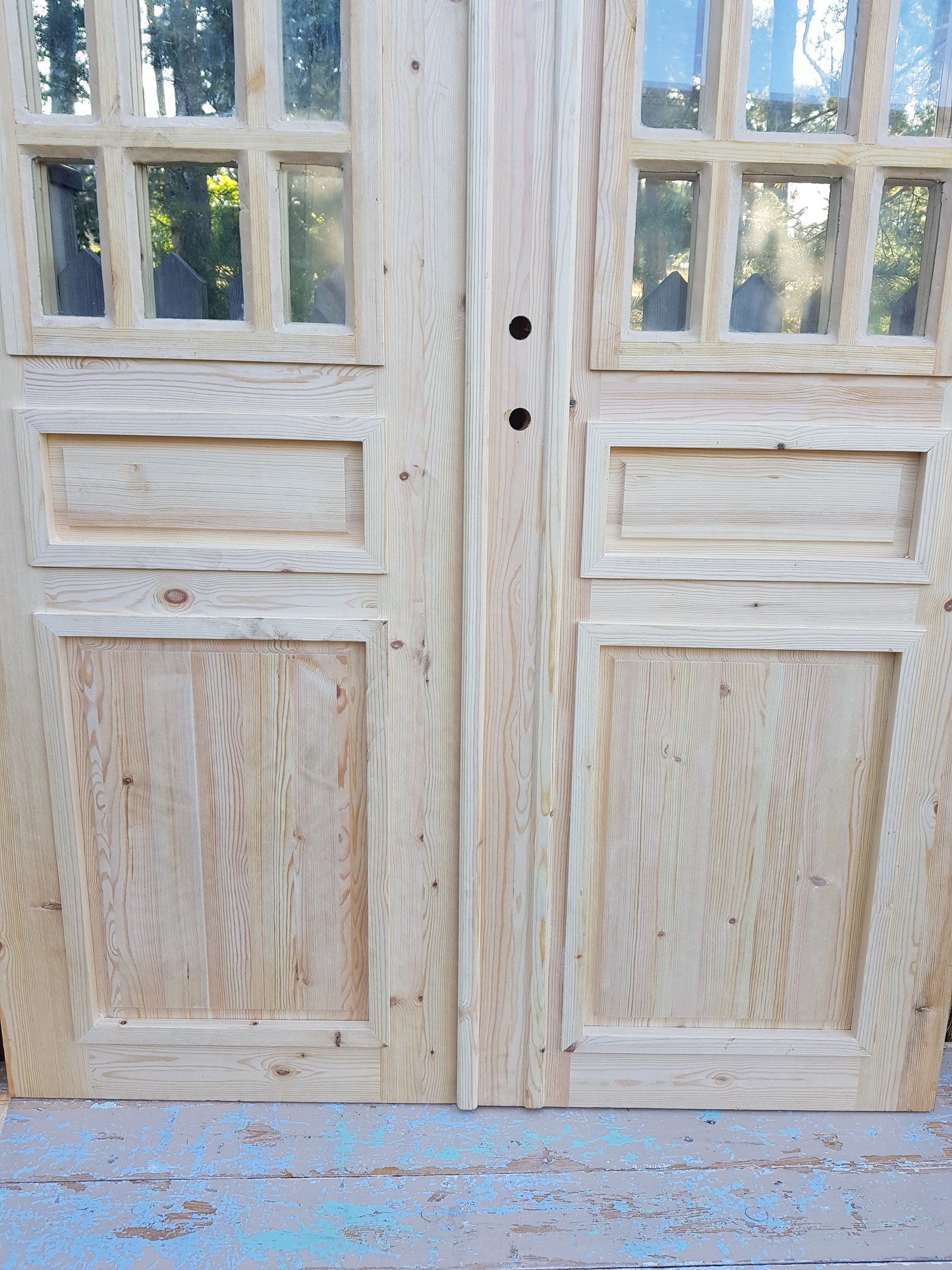 ART 672 Nytillverkad pardörr i gammal stil Mått B140 x H210 cm Öppnas utåt Handtag på höger sida Pris 15000 kr Tillkommer 1000 kr för gångjärn och låskista