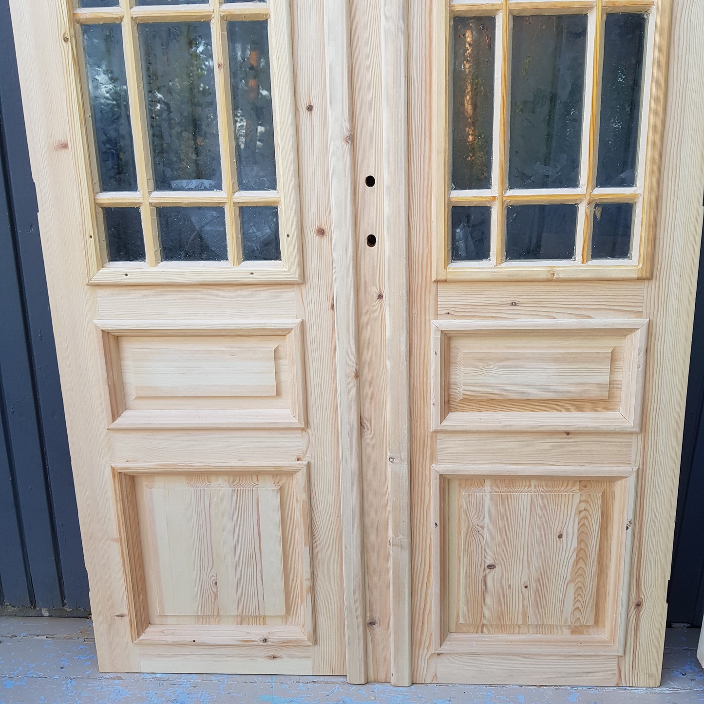 ART 618 Nytillverkad pardörr i gammal stil Mått B130 x H210 cm Öppnas utåt Handtag på höger sida Pris 15000 kr Tillkommer 1000 kr för gångjärn och låskista