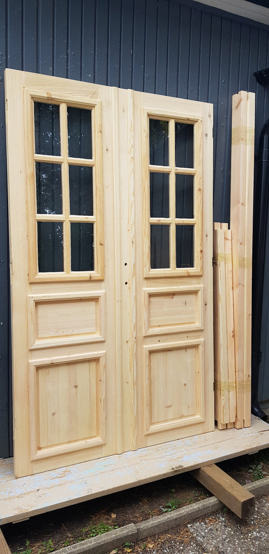 ART 664 Nytillverkad pardörr i gammal stil Mått B130 x H210 cm Öppnas utåt Handtag på höger sida Pris 15000 kr Tillkommer 1000 kr för gångjärn och låskista